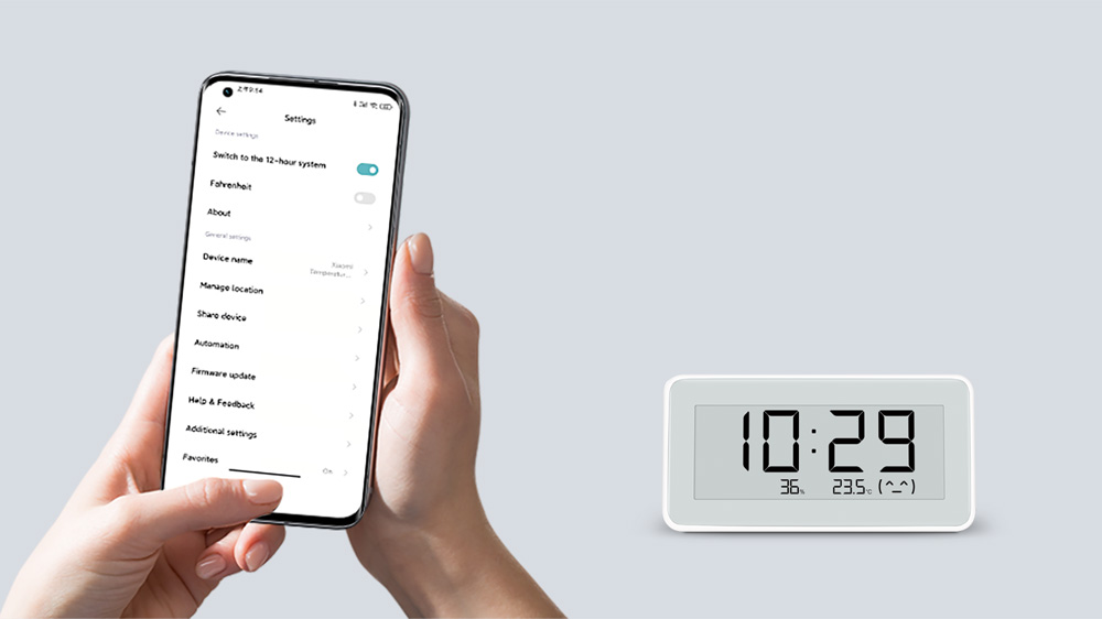 دماسنج هوشمند شیائومی در حالی که به اپلیکیشن می‌هوم متصل شده است.